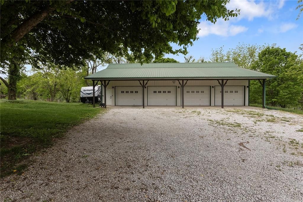 318 NW Heady Avenue — photo 36