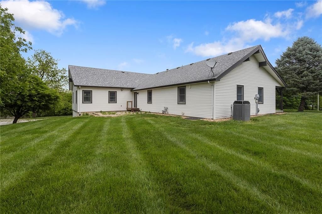 318 NW Heady Avenue — photo 38