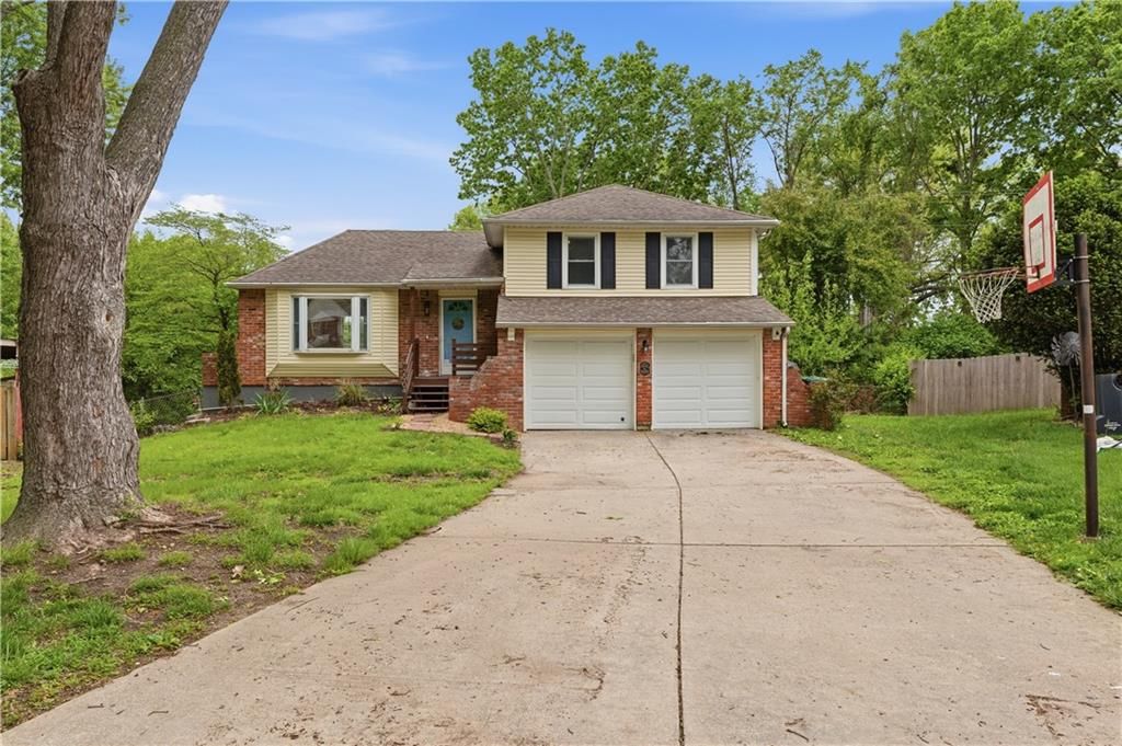 2904 NW Bedford Court, Blue Springs, MO