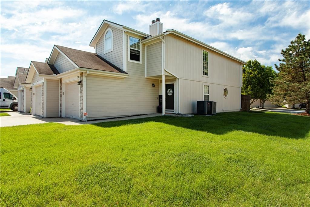 1302 NW Hidden Ridge Circle — photo 4