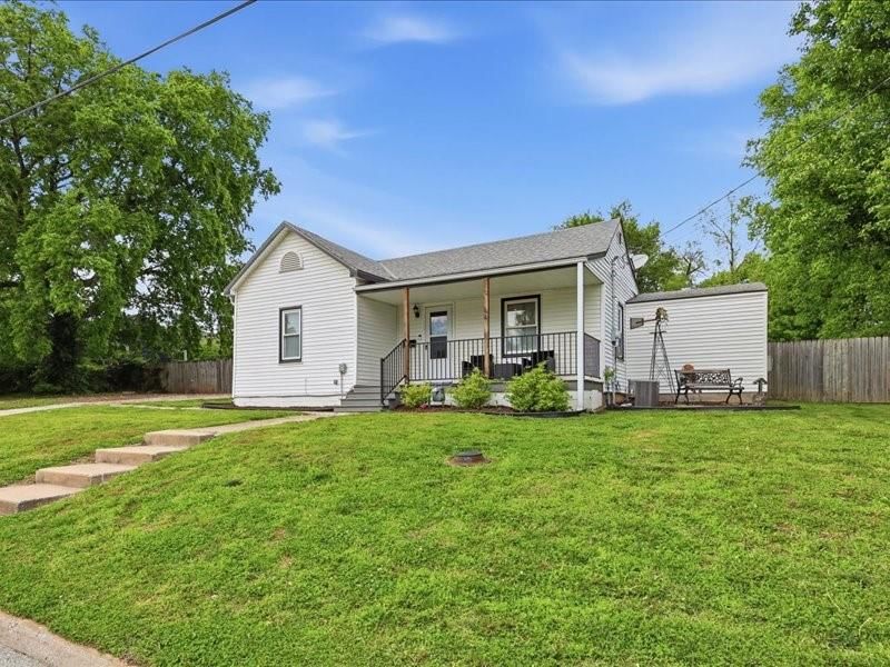 115 E Morse Avenue — photo 3
