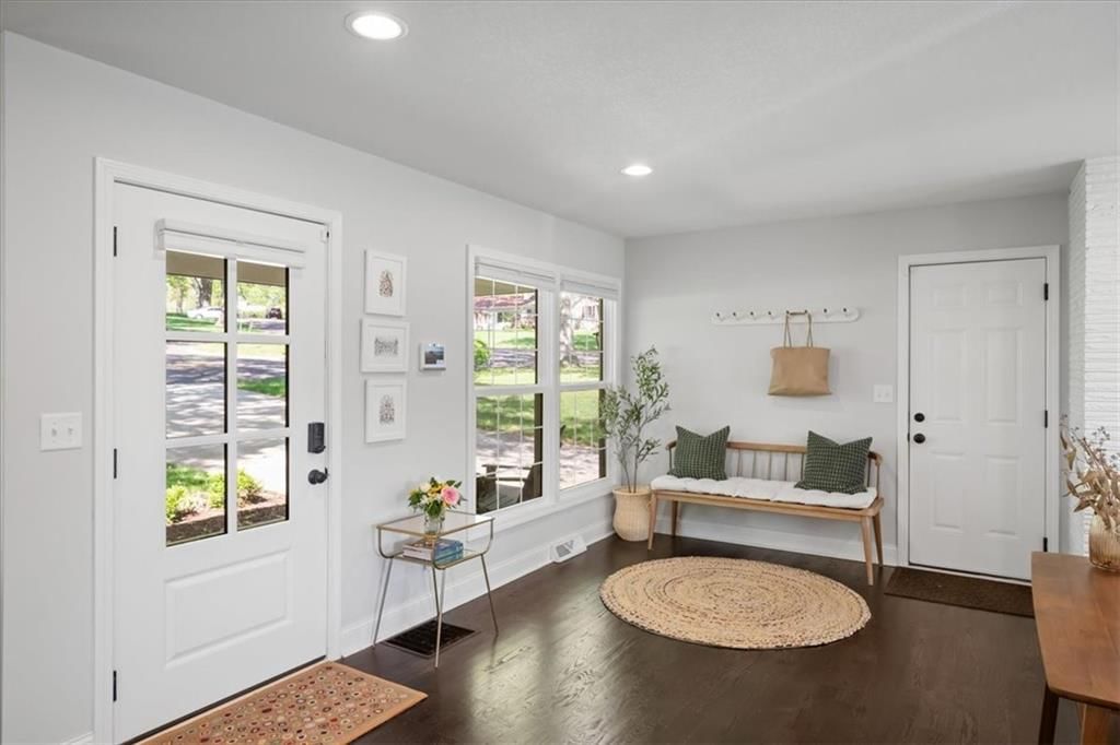 8601 Travis Street — photo 3