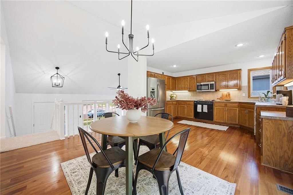 15209 LAMAR Avenue — photo 8