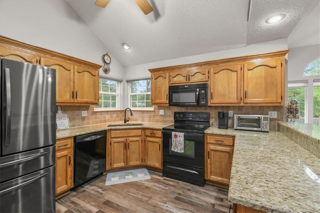 420 NE Victoria Circle — photo 9