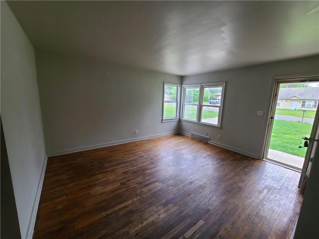 103 Grant Drive — photo 2