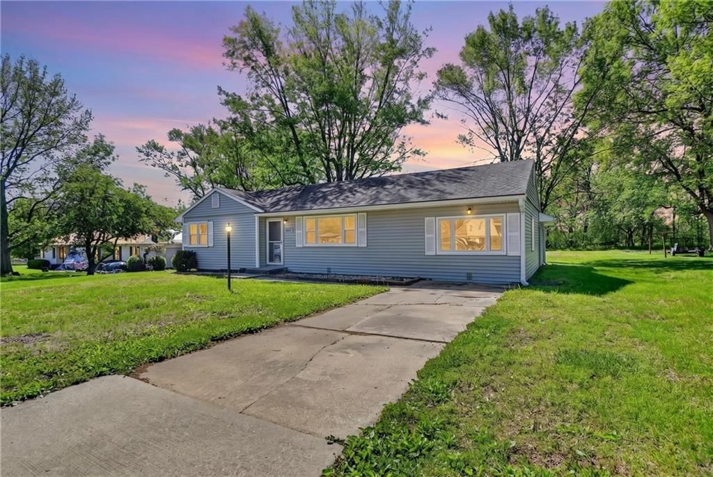 1901 Crestwood Drive — photo 2