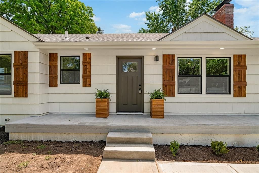 6111 W 58th Street — photo 2