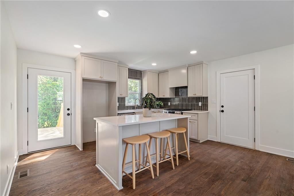 6111 W 58th Street — photo 8