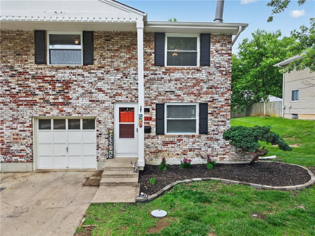 7189 NW Chapel Woods Lane, Kansas City, MO