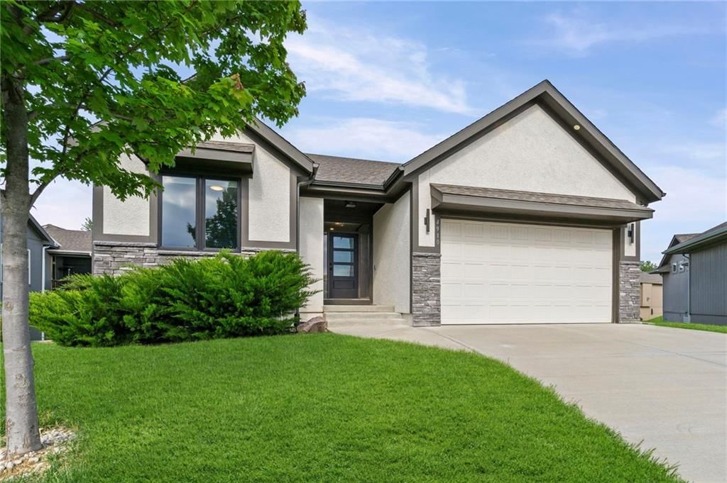 4910 NW Ridgewood Court — photo 2