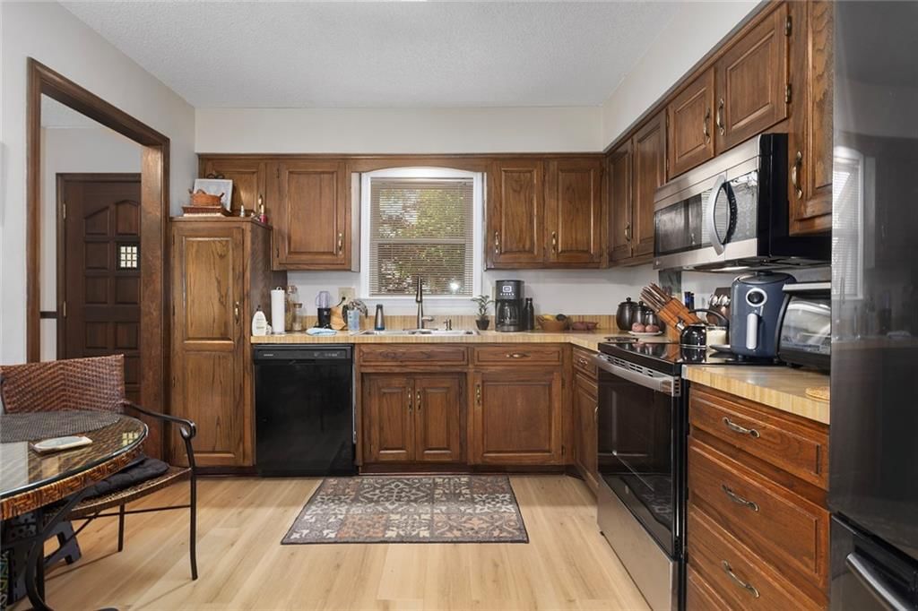 Photo 11 of 31 - 7270 MASTIN Street, Merriam, KS 66203