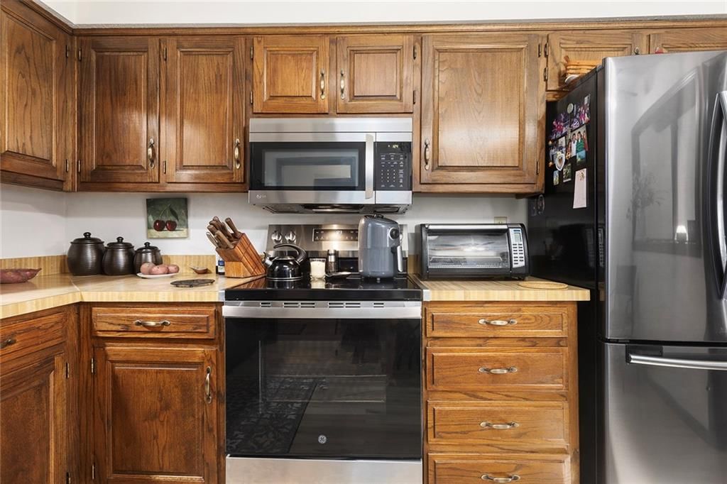 Photo 12 of 31 - 7270 MASTIN Street, Merriam, KS 66203