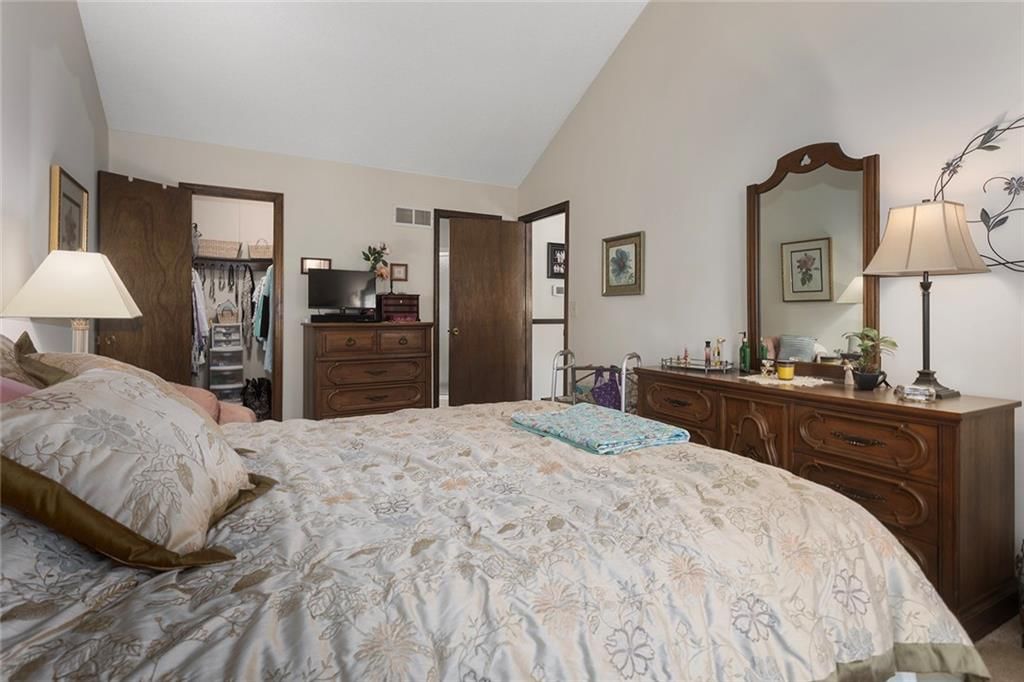 Photo 18 of 31 - 7270 MASTIN Street, Merriam, KS 66203