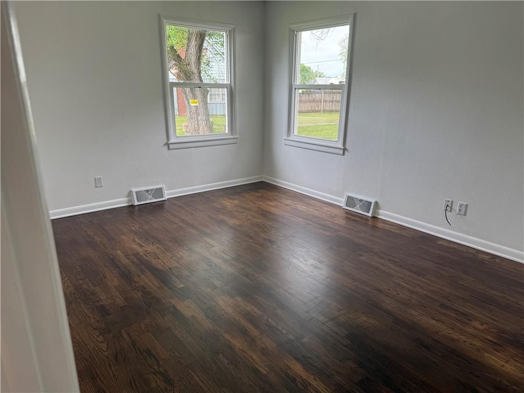 902 W 1st Street — photo 15