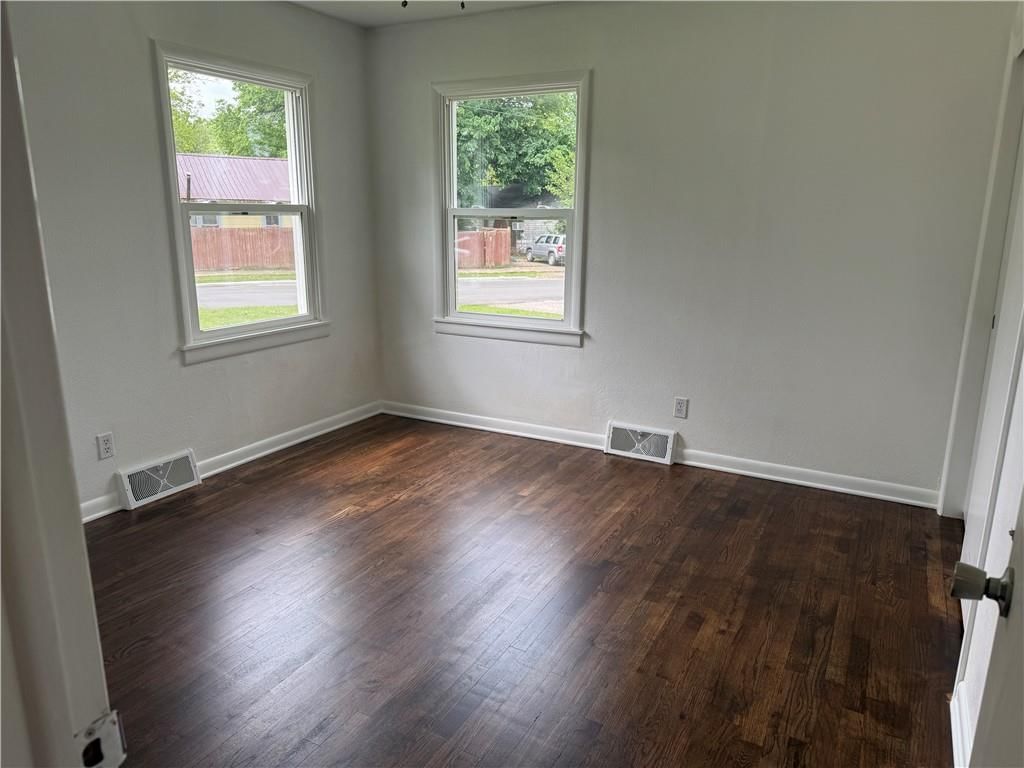 902 W 1st Street — photo 16