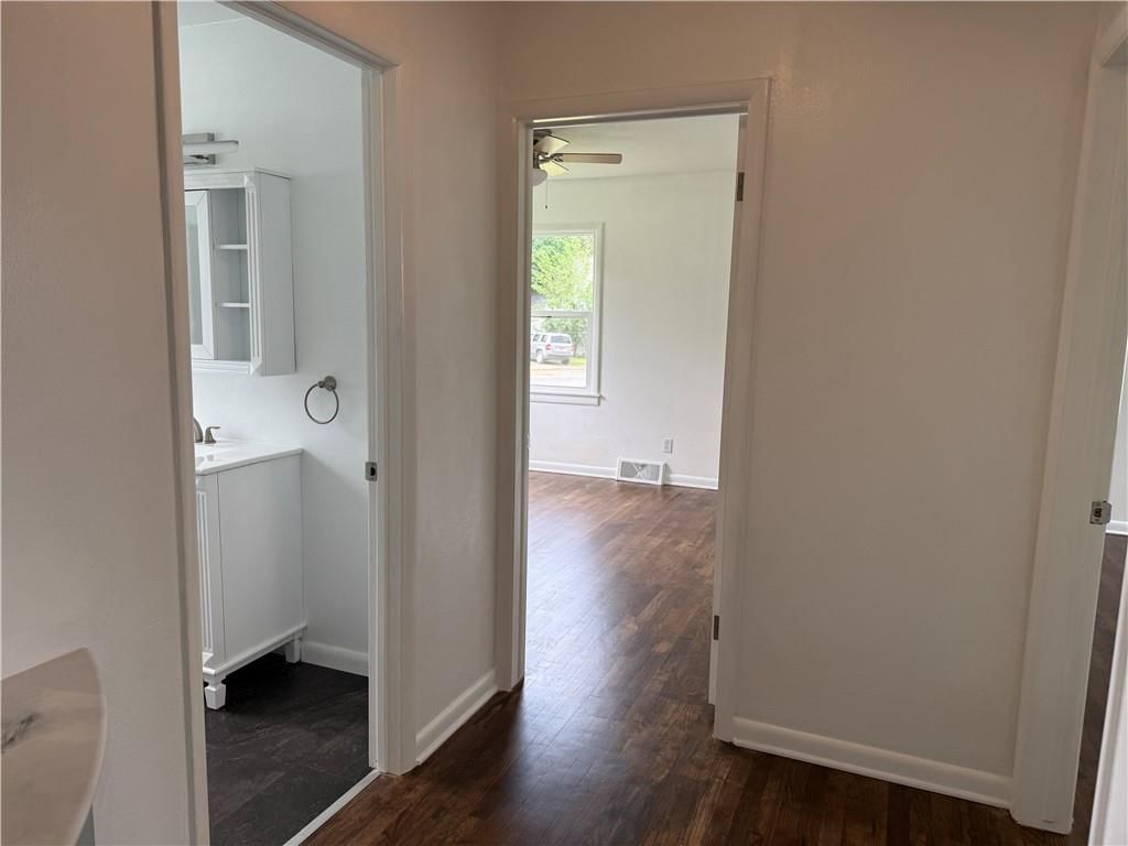 902 W 1st Street — photo 18