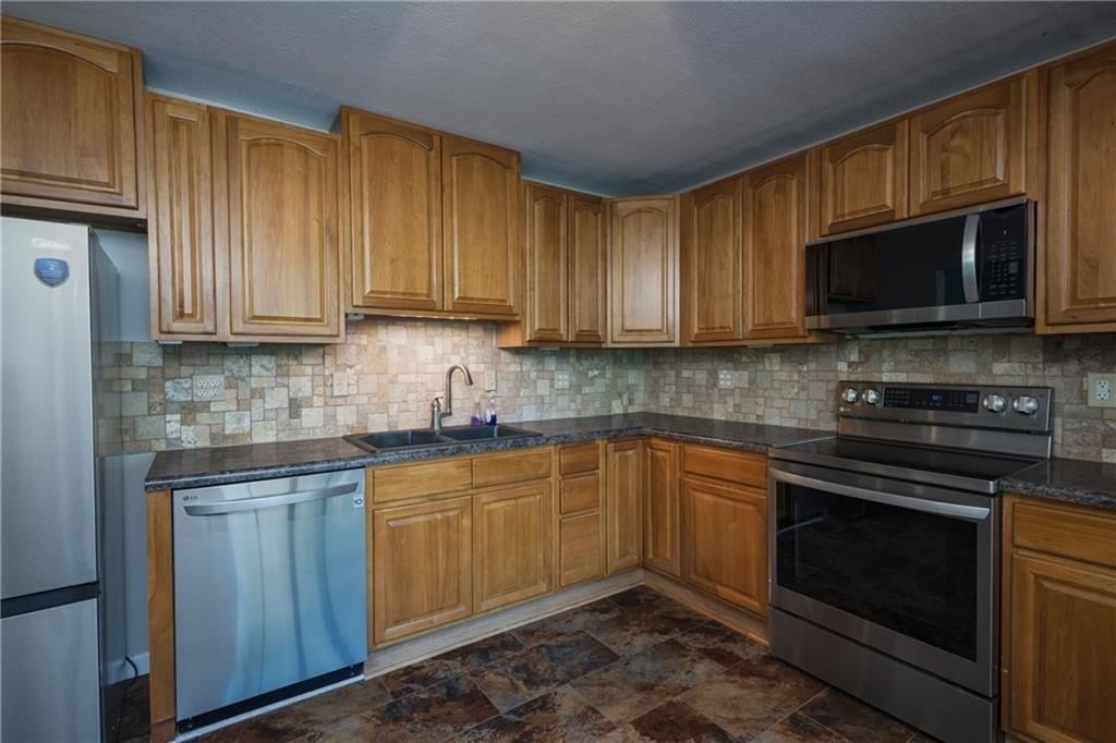 Photo 14 of 47 - 13106 E 53rd Terrace, Kansas City, MO 64133
