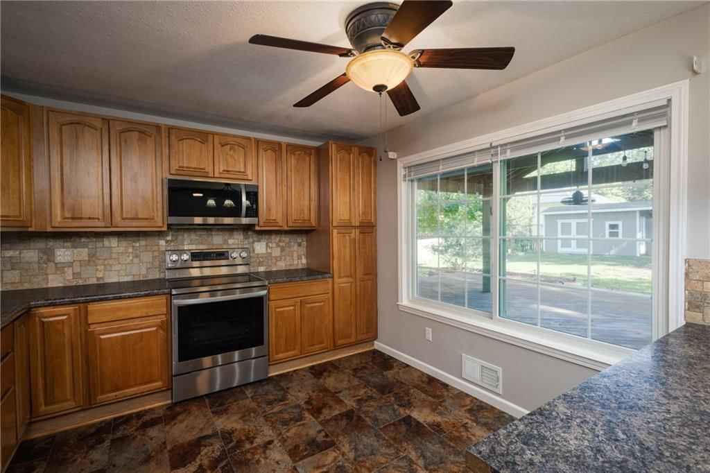 Photo 15 of 47 - 13106 E 53rd Terrace, Kansas City, MO 64133