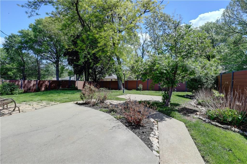 10813 Beacon Avenue — photo 9