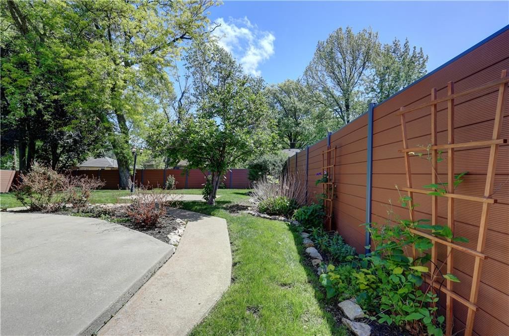 10813 Beacon Avenue — photo 10
