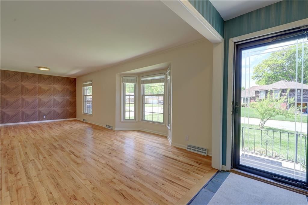 10813 Beacon Avenue — photo 13
