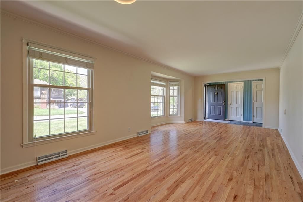 10813 Beacon Avenue — photo 16