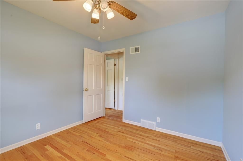 10813 Beacon Avenue — photo 32