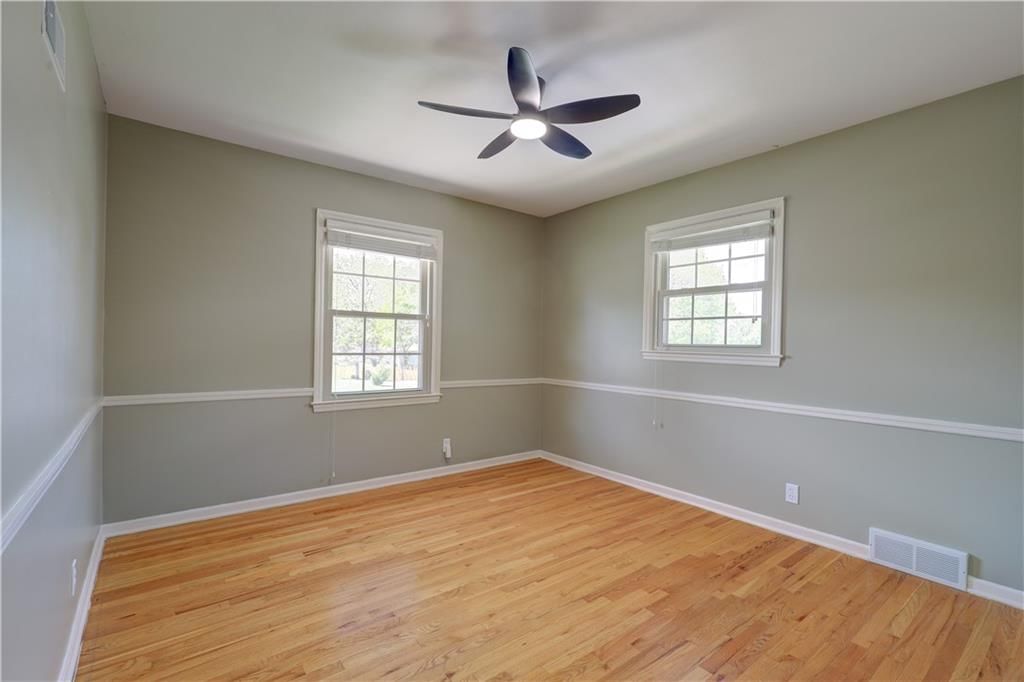 10813 Beacon Avenue — photo 33
