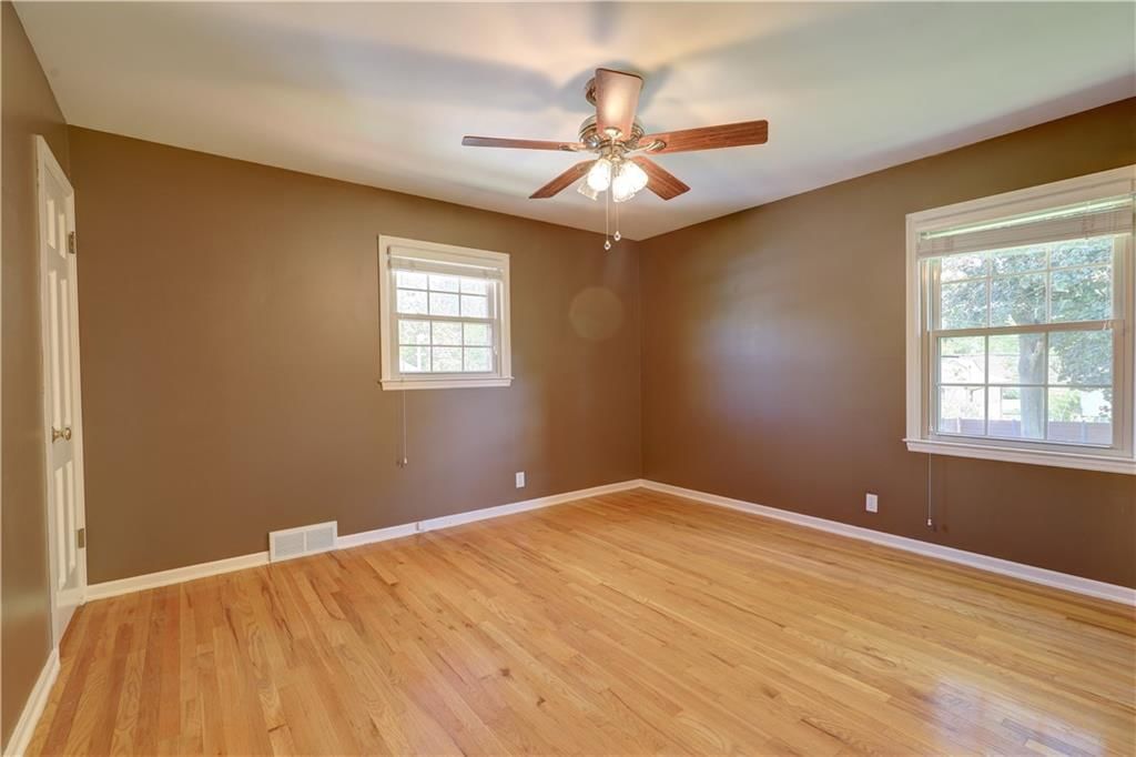 10813 Beacon Avenue — photo 35