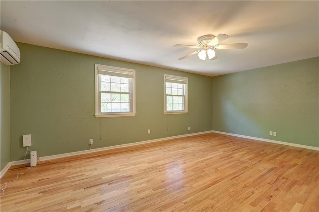 10813 Beacon Avenue — photo 39