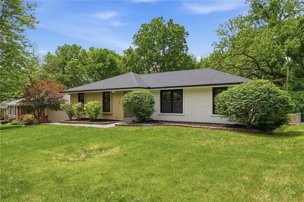 6832 NW Pleasant View Drive — photo 2