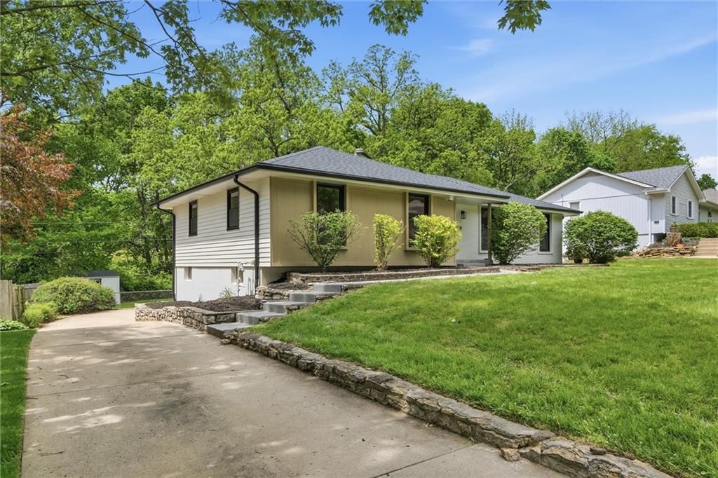 6832 NW Pleasant View Drive — photo 3