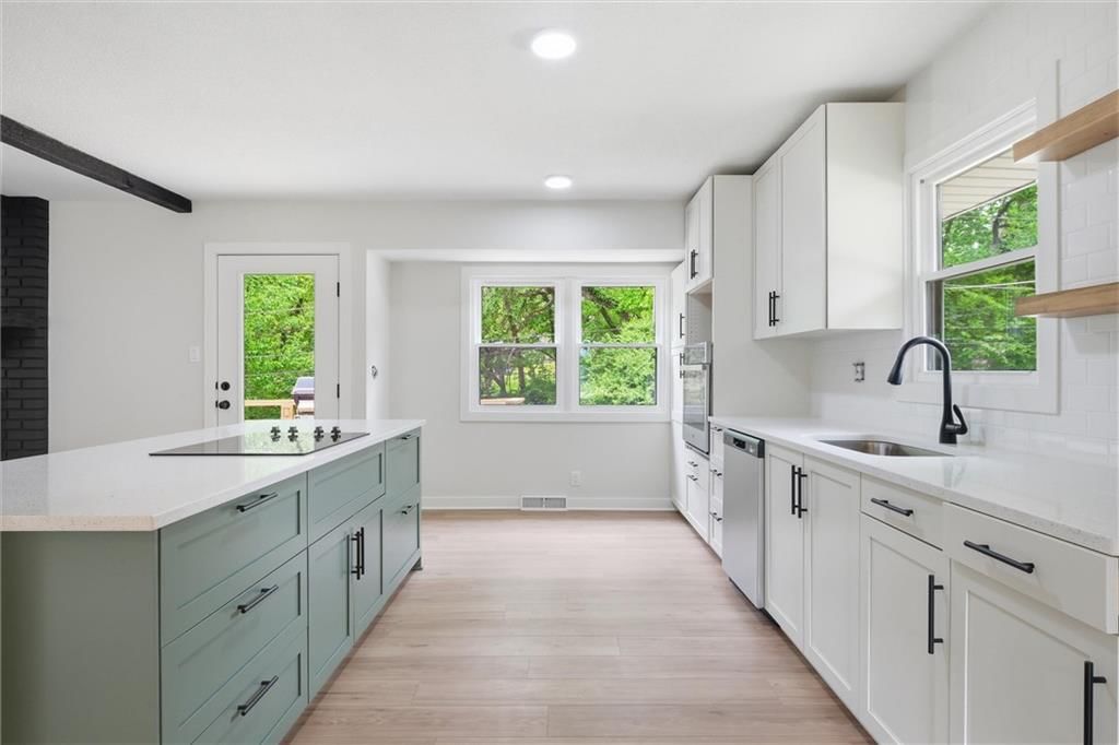 6832 NW Pleasant View Drive — photo 10