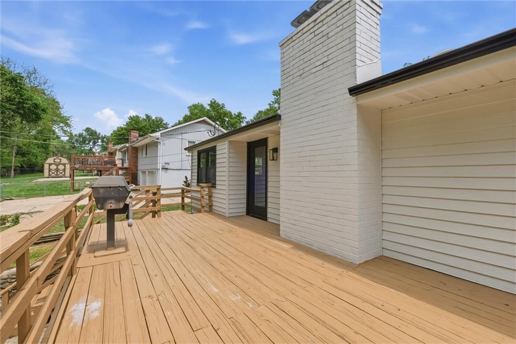 6832 NW Pleasant View Drive — photo 16