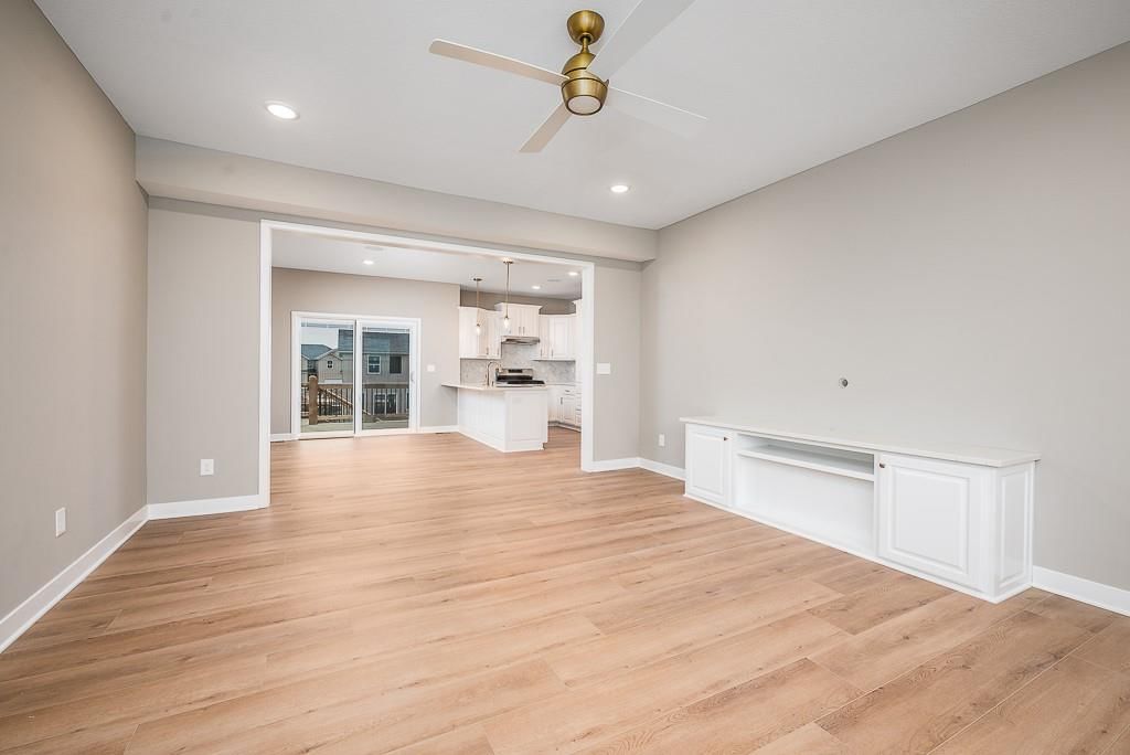 1528 N 157th Lane — photo 4