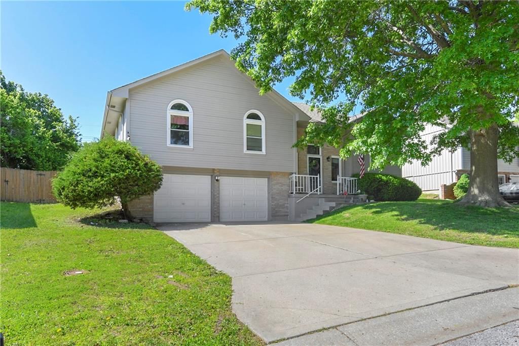 1204 NE Hunters Road — photo 1
