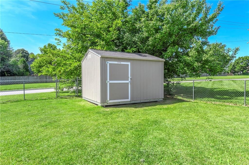 1204 NE Hunters Road — photo 38
