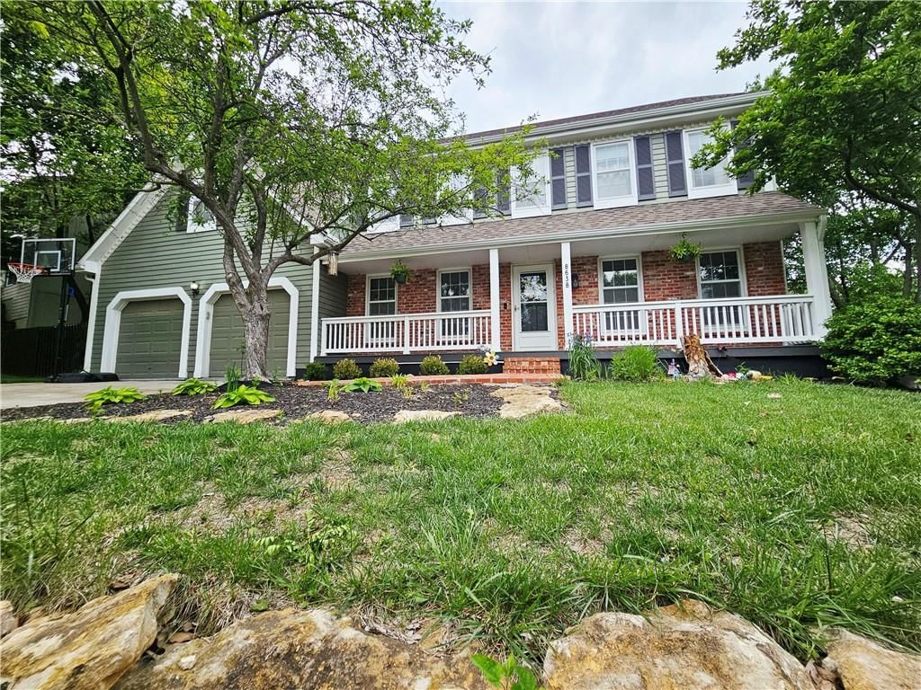 8638 Greenwood Lane, Lenexa, KS
