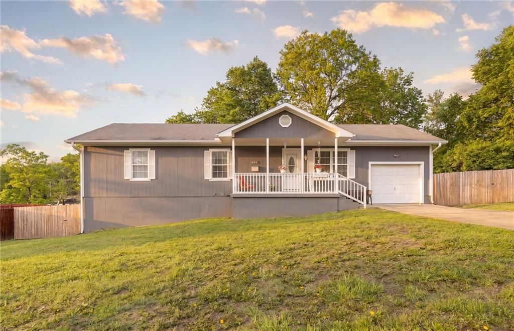 900 Oak Terrace, Knob Noster, MO