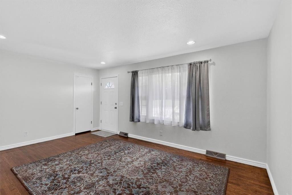 8216 STERLING Avenue — photo 9