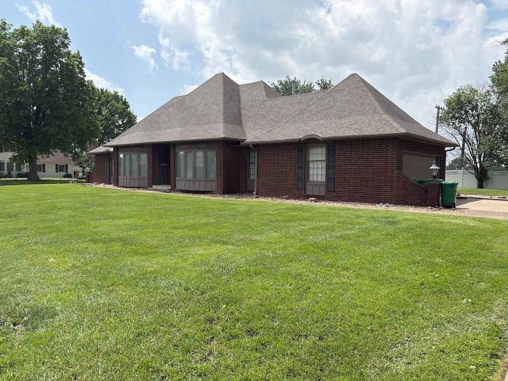 914 Country Club Drive — photo 1