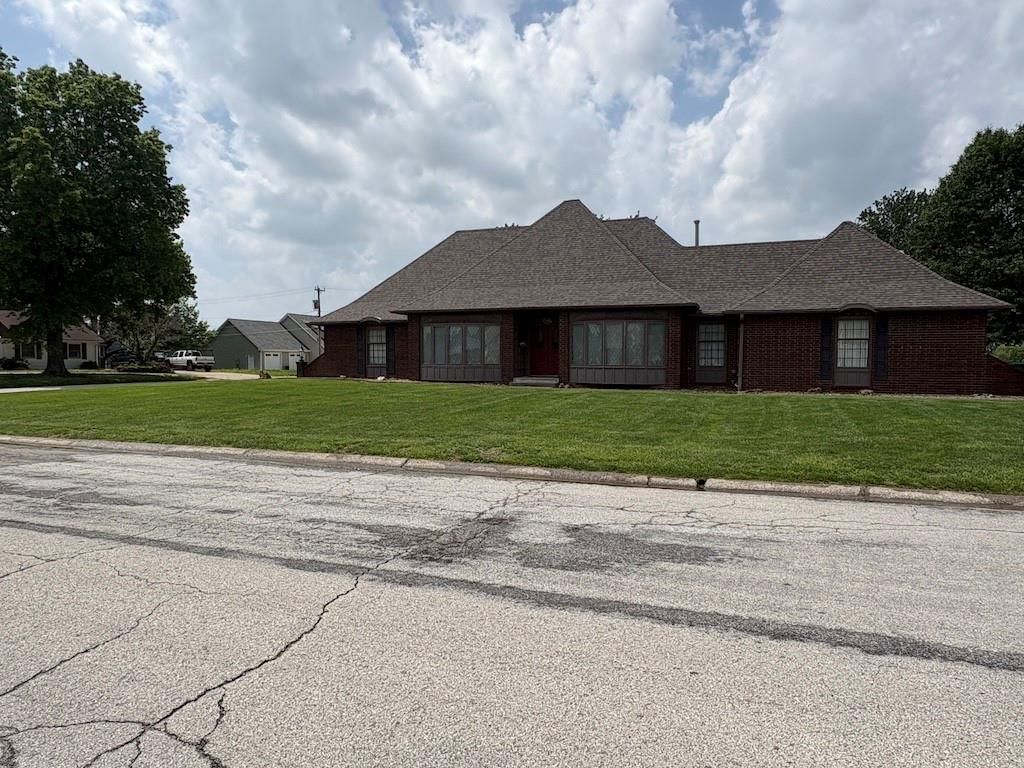 914 Country Club Drive — photo 2