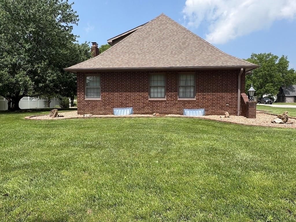 914 Country Club Drive — photo 4