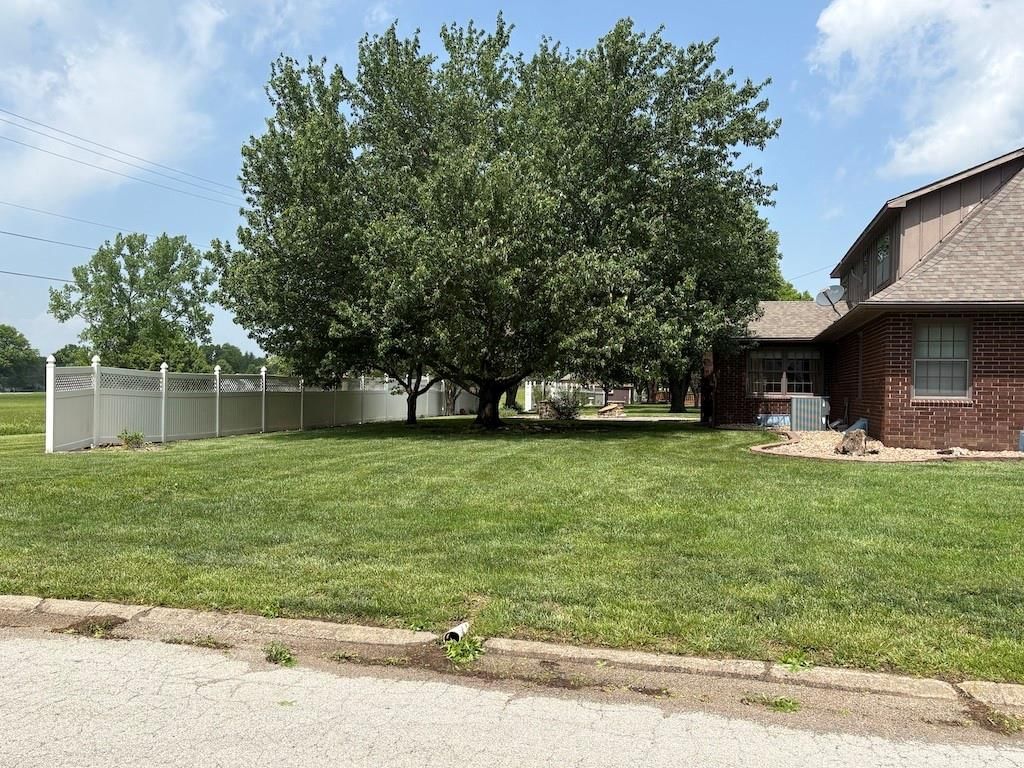 914 Country Club Drive — photo 5
