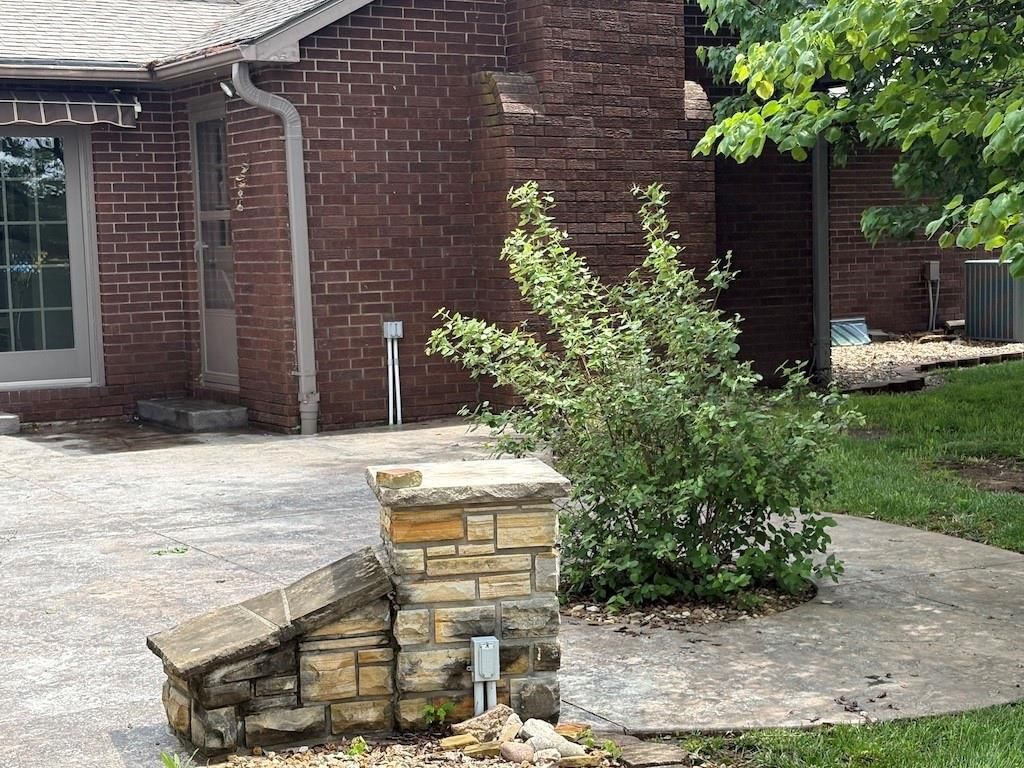 914 Country Club Drive — photo 9