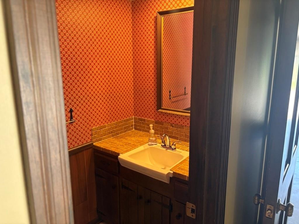 914 Country Club Drive — photo 12