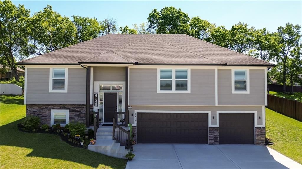 1404 NW Maple Drive — photo 2