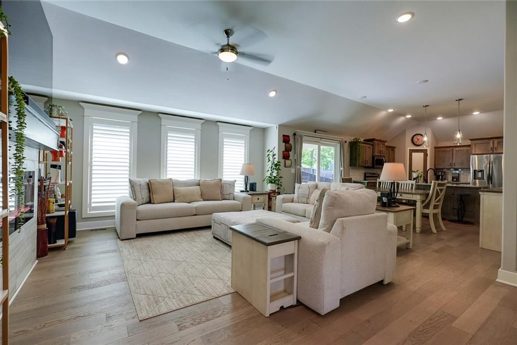 1404 NW Maple Drive — photo 3