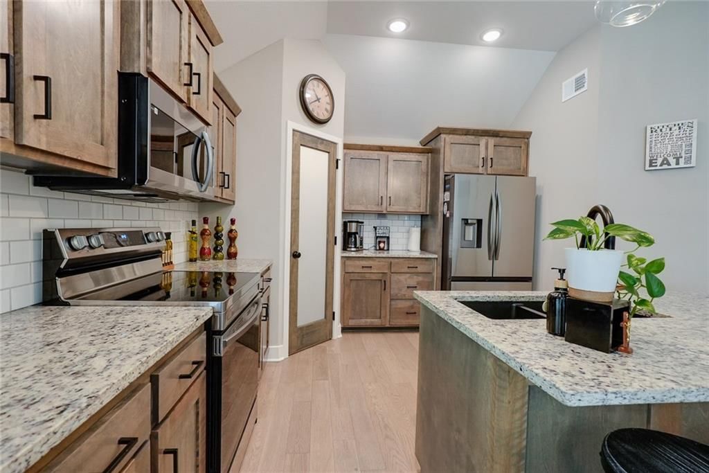 1404 NW Maple Drive — photo 10