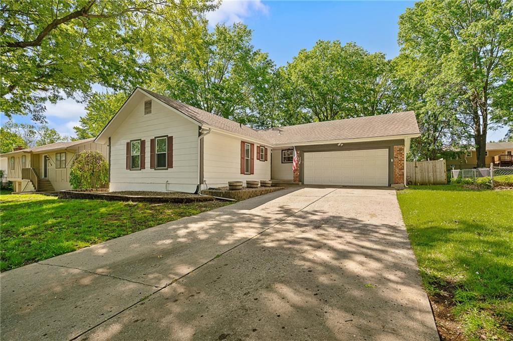 220 SW Richwood Lane, Blue Springs, MO